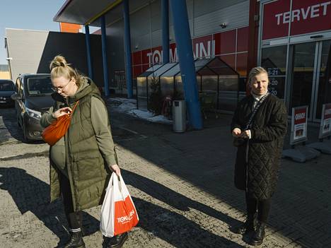 Viivi (left) and Satu Onkalo came from shopping.  Satu Onkalo works at K-Citymarket in Keminmaa and thinks that the long strike will still affect goods transport.