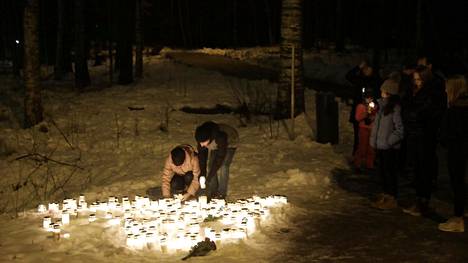 Ihmiset toivat Karakallioon kynttilöitä kadonneen ja myöhemmin maastosta löytyneen 13-vuotiaan pojan muistoksi. Sunnuntaina paikalla kävi paljon nuoria surijoita.