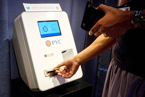 Valtaosa bitcoin-liikenteestä tapahtuu täysin elektronisesti, mutta viime vuosina myös käteistä hyväksyviä automaatteja on ilmaantunut eri puolille maailmaa, kuten New Yorkiin.