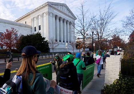 Nykyistä aborttioikeutta puolustavat mielenosoittajat marssivat korkeimman oikeuden edustalla Washingtonissa 1. joulukuuta. 