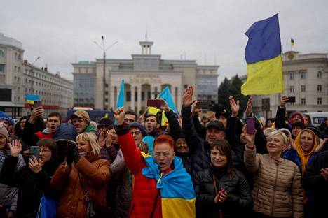 Ukrainalaisia juhli takaisinvallatussa Hersonissa Dneprjoen rannassa maanantaina. 