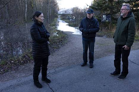 Hanna Pakkala (vasemmalla), Jorma Ikonen sekä Jussi Pakkala ihmettelivät aivan kotitalojensa takana tulvivaa Kumpulanlaaksoa.