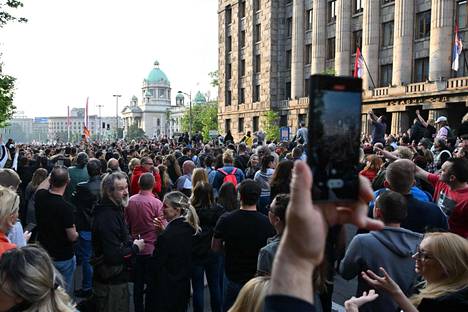 Belgradissa kymmenettuhannet kokoontuivat osoittamaan mieltään 19. toukokuuta. 