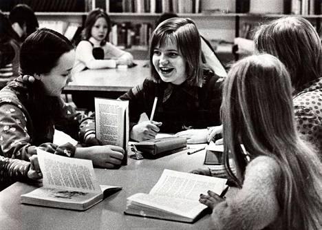 Nykyaikaisen kirjallisuudenopetuksen menetelmiin kuuluu alusta pitäen ryhmätyö, joka kasvattaa oppilaita sosiaalisuuteen.