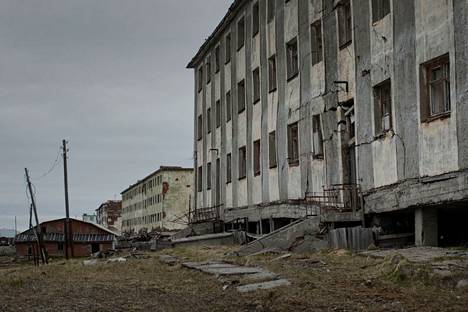 Neuvostoaikana ikiroudan päälle rakennettu kerrostalo oli sortumispisteessä kesäkuussa 2021 Venäjän pohjoisrannikon pikkukaupungissa Amdermassa. 