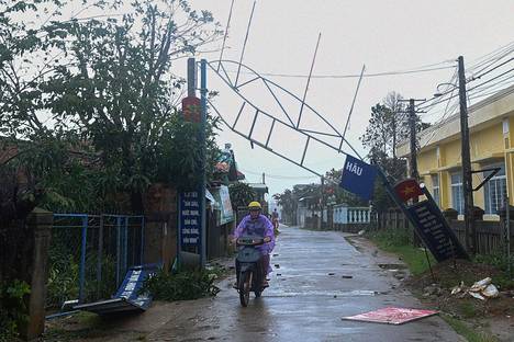 Myrsky riepotteli Binh Chaun kylää Vietnamissa.