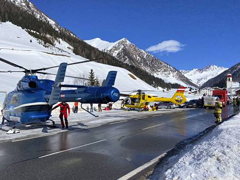 Itävallan Tirolissa on tapahtunut viime päivinä lukuisia lumivyöryjä. Kuvassa pelastushelikoptereita Schmirnissä.