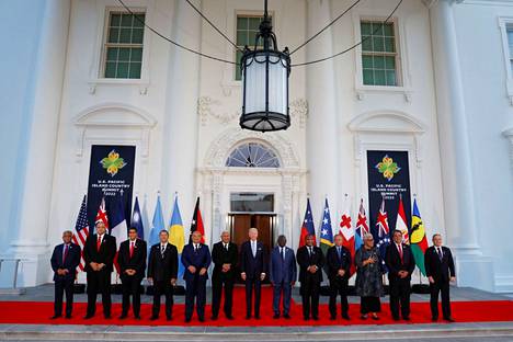 Tyynenmeren alueen saarivaltioiden johtajat kuvattiin Washingtonissa Yhdysvaltain presidentti Joe Bidenin ympärillä torstaina.