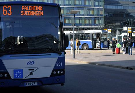 Helsingin Bussiliikenne Oy:n busseja Elielin aukiolla Helsingissä.