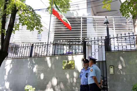 Poliisit seisovat Iranin suurlähetystön edustalla Albanian pääkaupunki Tiranassa keskiviikkona. 