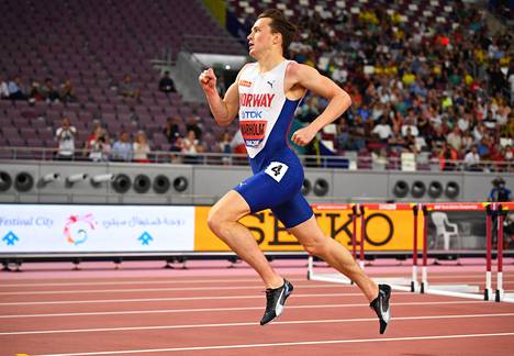 Karsten Warholm voitti helposti välieränsä 400 metrin aidoissa.