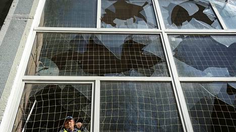 Venäjän suuri ilmaisku suuntautui lähinnä Ukrainan sähkölaitoksiin ja muuhun kriittiseen infrastruktuuriin, mutta osansa saivat jälleen myös siviilit. Mies korjasi koulun voimistelusalin rikkoutuneita ikkunoita Harkovassa ohjusiskun jälkeen.