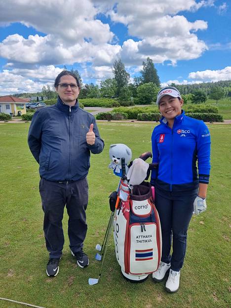 Atthaya Thitikul harjoitteli kesällä 2021 muun muassa Hillsin golfkentällä Vihdissä, ja lähistöllä asuva Juha Ritvala oli kannustamassa.