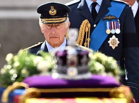 Kuningas Charles käveli kuningatar Elisabetin arkun perässä syyskuussa 2022. Tulevana lauantaina kuningas Charles kruunataan. 