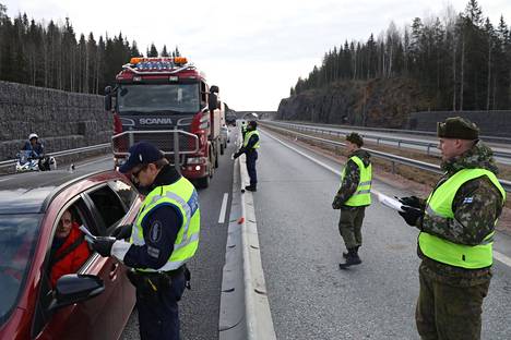 Poliisi tarkastaa Uudeltamaalta poistuvat autot. Kuva lauantailta Varsinais-Suomen rajalta.