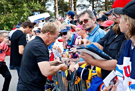 Kaksinkertainen Stanley Cup -voittaja Reijo Ruotsalainen huomioi fanit vuonna 2018 Raumalla.
