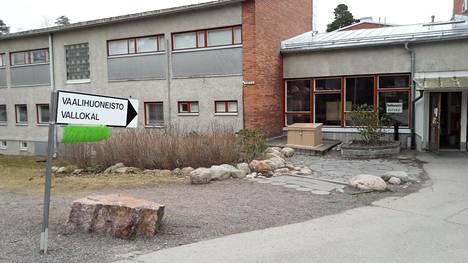 Kauniaisissa äänestettiin vaalipäivänä Mäntymäen koululla.