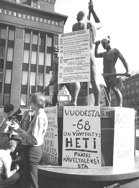 Toukokuussa 1976 mielenosoittajat vaativat Aleksin muuttamista ratikka- ja kävelykaduksi.