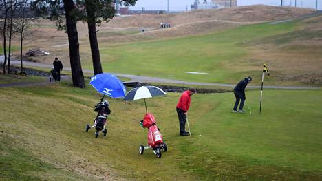 Vuosi 2020 oli ensimmäinen, kun Vuosaari Golfin kentällä pelattiin helmikuussa. Sateiset ja nykyistä lämpimämmät talvet tulevat tutkijoiden mukaan yleistymään Helsingissä ilmastonmuutoksen takia.