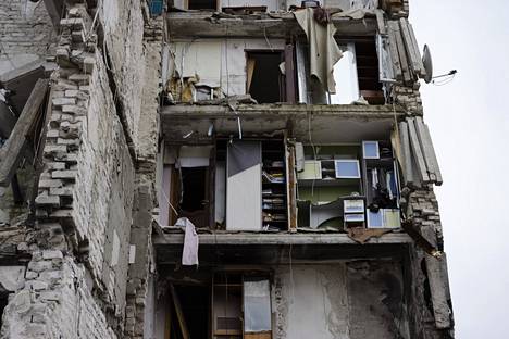 Этот дом был разрушен во время боёв за Изюм. Одежда и вещи бывшего хозяина этой квартиры до сих пор в шкафу. Фото: Саара Мансиккамяки / HS