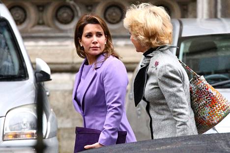 Jordanian prinsessa Haya Bint al-Hussein (vasemmalla) ja hänen asianajajansa Fiona Shackleton saapuivat oikeustalolle Lontoossa kanssa helmikuun lopussa.