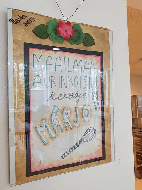 Yksi Kallion lukion entisistä opiskelijoista, laulaja-lauluntekijä Vesta, on vuonna 2013 taiteillut Marjolle tunnustuksen, joka nyt koristaa ruokalan seinää.
