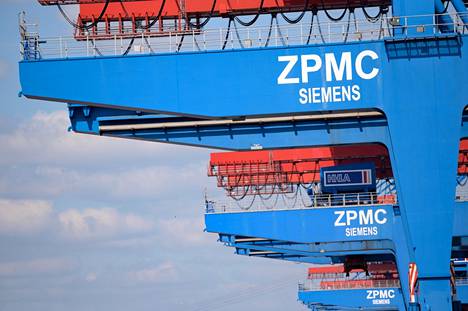 Kiinalaisen ZPMC-yhtiön valmistamia konttinostureita Hampurin satamassa huhtikuussa 2022.