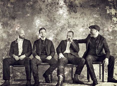 Coldplayssa soittavat Will Champion (rummut, vas.), Guy Berryman (basso), Chris Martin (laulu, piano) ja Jon Buckland (kitara).