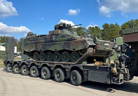 Saksalainen Marder kuljetusajoneuvossa Liettuan Ruklan sotilastukikohdassa huhtikuussa 2022.