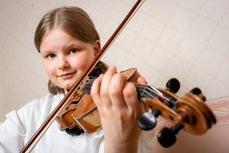 12-vuotias Lilja Haatainen haaveilee ammattilaisviulistin urasta.