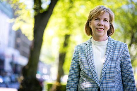 Rkp:n puheenjohtaja, oikeusministeri Anna-Maja Henriksson näkee yhtenä talouden tasapainottamisen keinona kiinteistöverorekisterin perkaamisen. Henriksson kuvattiin Esplanadin puistossa Helsingissä viime viikolla. 