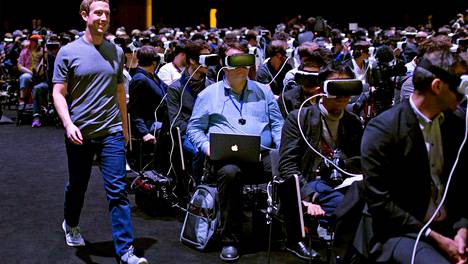Facebookin toimitusjohtaja Mark Zuckerberg käveli virtuaalitodellisuuteen uppoutuneiden messuvieraiden ohi Barcelonassa viime helmikuussa. Yhdysvaltalainen Facebook ja eteläkorealainen Samsung esittelivät Euroopan suurimmilla teknologiamessuilla Mobile World Congressissa osaamistaan.