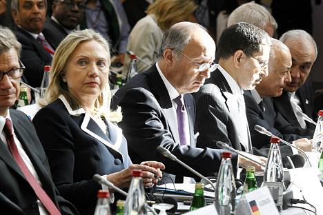 Saksan ulkoministeri  Guido Westerwelle (vas), Yhdysvaltain ulkoministeri Hillary Clinton sekä Ranskan ulkoministeri Laurent Fabius  osallistuivat Syyrian ystävät -kokoukseen.