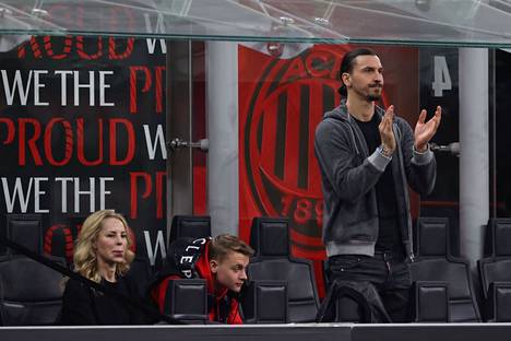 Zlatan Ibrahimović on joutunut seuraamaan tällä kaudella lukuisia AC Milanin pelejä katsomon puolella. Kuvassa ruotsalaistähden seurana ovat vaimo Helen Seger sekä poika Maximilian.