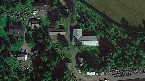 Satelliittikuvasta näkyy Suomen asemuseosäätiön rakennuksia ja pihoilla olevaa kalustoa.