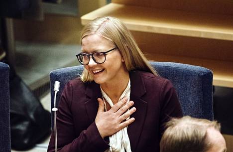 Ruotsidemokraattien Julia Kronlid valittiin toiseksi varapuhemieheksi. Kronlid nousi valtiopäiville vuonna 2010, kun ruotsidemokraatit sai läpi ensimmäiset edustajansa.