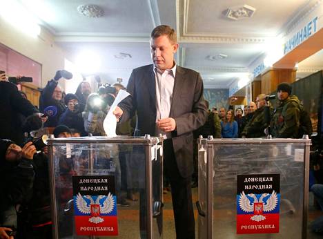 Vuonna 2014 Donetskin kansantasavallan itse julistautunut pääministeri Aleksandr Zahartšenko Venäjän järjestämässä ”kansanäänestyksessä”.