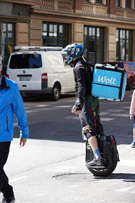 Wolt-lähetti liikkui Helsingin keskustassa yksipyöräisellä tasapainoskootterilla.