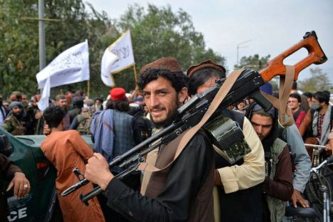 Talebanin taistelijoita kokoontui tiistaina Kabuliin juhlimaan Yhdysvaltojen vetäytymistä Afganistanista.