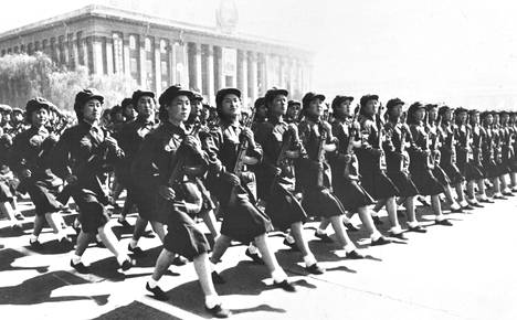 Pohjoiskorealaiset eivät usko uuteen sotaan etelää vastaan, vaikka amerikkalaisjoukot lähtisivätkin, mutta Kim Il Sungin hallitus on varuillaan. Työläis- ja talonpoikaismiliisin paraatimarssia Pjongjangissa.