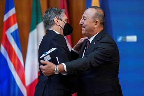 Yhdysvaltojen ulkoministeri Antony Blinken ja Turkin ulkoministeri Mevlüt Çavuşoğlu tervehtivät toisiaan Naton epävirallisessa ulkoministerikokouksessa sunnuntaina Berliinissä.