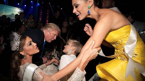 Donald Trump keskusteli Moskovassa vuonna 2013 järjestetyissä Miss Universum -kisoissa Miss Sveitsin Dominique Rinderknechtin kanssa. Etualalla Miss Puerto Rico Monic Pérez (oik.) onnittelee Miss Universumiksi kruunattua Gabriela Isleria.