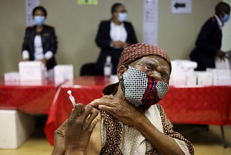 Etelä-Afrikassa suurin osa väestöstä on todennäköisesti saavuttanut immuniteetin aiemmista tartunta-aalloista. Rokotteen on saanut vasta neljäsosa väestöstä. Tällä voi olla vaikutusta uuden virusvariantin ominaisuuksiin.
