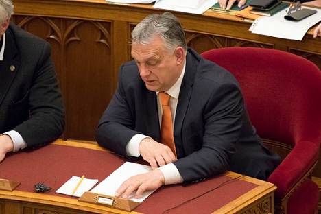 Viktor Orbán parlamentissa maanantaina.