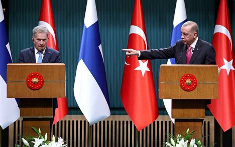 Turkkilaismedian mukaan presidentti Recep Tayyip Erdoğan (oik.) on hyväksynyt Suomen Nato-jäsenyyden ratifoivan lain. Kuvassa myös Suomen presidentti Sauli Niinistö.