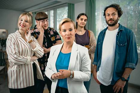 Lotta (Pia Andersson), Nuutti (Mikko Penttilä), Sari (Terhi Suorlahti), Henkka (Sara Paasikoski) ja Markus (Elmer Bäck) ovat töissä koulussa.