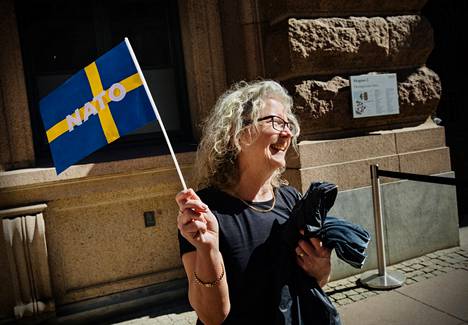 Mielenosoittaja Git Lennaard oli saapunut Ruotsin valtiopäivätalon eteen liehuttamaan lippua Nato-jäsenyyden puolesta. Lennaardin mukaan Ruotsille ja Suomelle on nyt avautunut ainutlaatuinen ikkuna hakea jäsenyyttä.