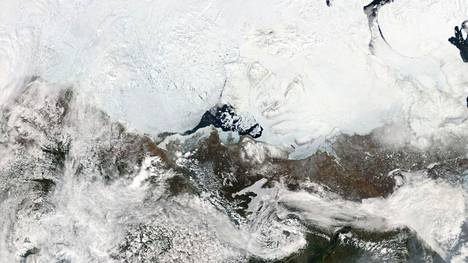 Toukokuun 22. päivä Kanadan pohjoispuolella sijaitseva Amudseninlahti oli vielä suurilta osin merijään peitossa. 30. toukokuuta jää lähti kuitenkin nopeasti murtumaan, mikä on poikkeuksellisen aikainen ajankohta.