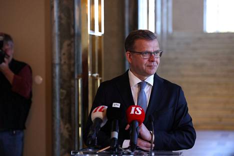 Kokoomuksen puheenjohtaja Petteri Orpo  kommentoi keskiviikkona eduskuntaryhmiltä saamiaan vastauksia ja hallitustunnustelujen etenemistä.
