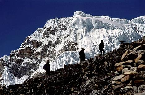Viranomaiset ovat myöntäneet tänä vuonna 478 kiipeilylupaa Everestille tähtääville ulkomaalaisille kiipeilijöille. 